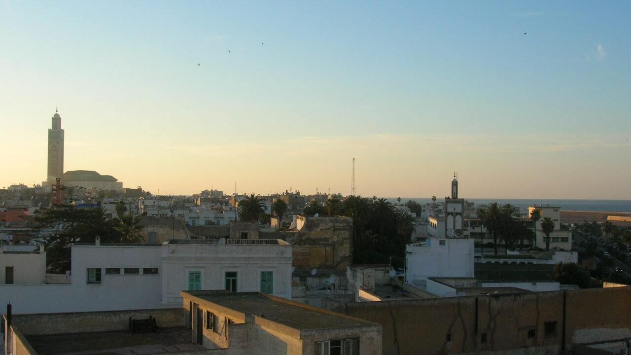 Skyline von Casablanca mit der Hassan-II-Moschee bei Sonnenuntergang