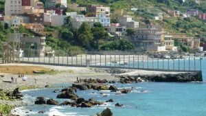 Grenzzaun zwischen Ceuta und Marokko am Strand