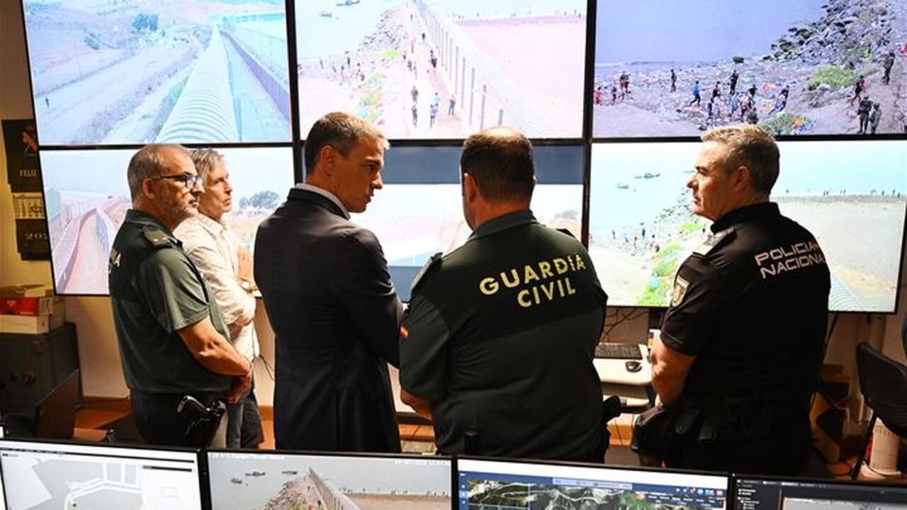 Spaniens Regierungschef Pedro Sánchez mit Guardia Civil und Policía Nacional vor Überwachungsbildschirmen an der Grenze von Ceuta