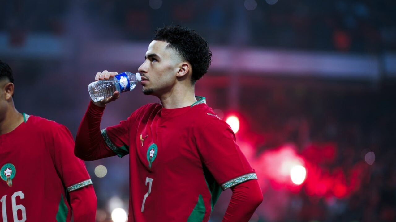 Chemsdine Talbi im roten Trikot der marokkanischen Nationalmannschaft beim Testspiel gegen Paraguay in Lens