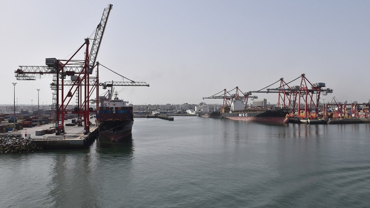 Containerhafen mit Kränen und Frachtschiffen in Casablanca (Symbolbild)