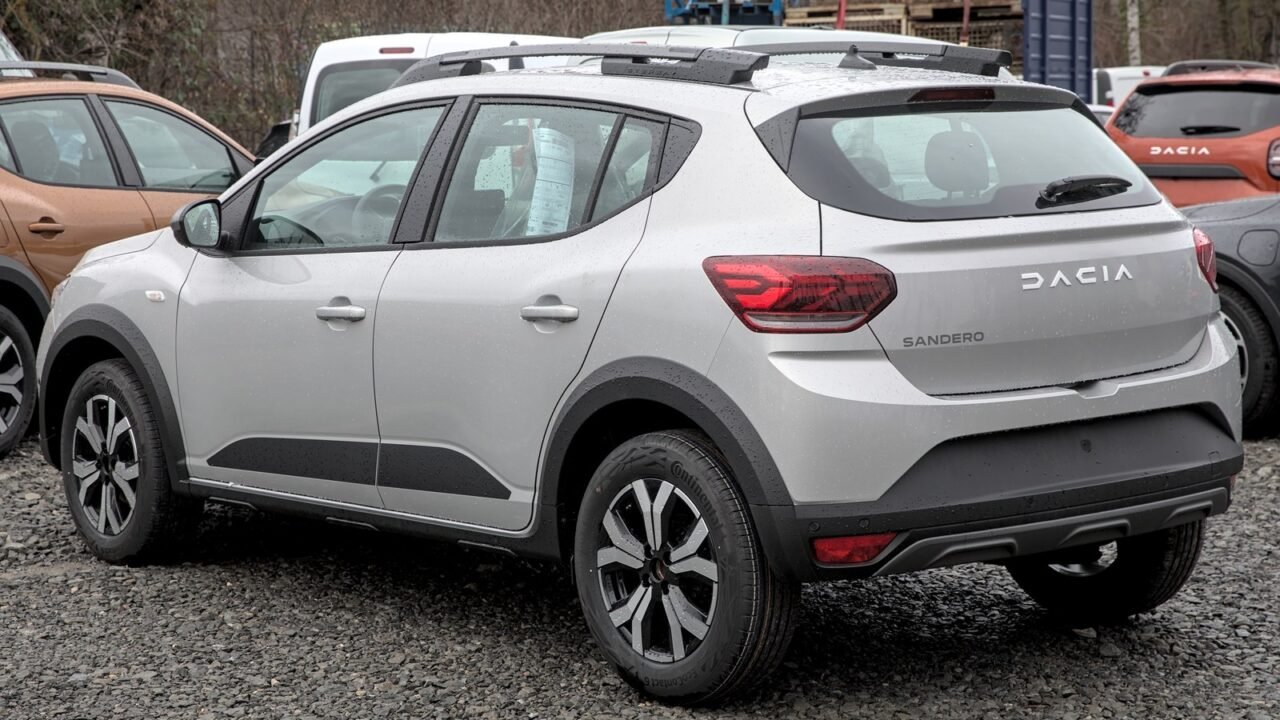 Dacia Sandero Stepway von hinten (Symbolbild)