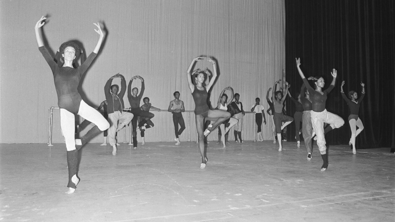 Tänzerinnen und Tänzer des Dance Theatre of Harlem bei einer Probe auf der Bühne (Archivfoto)