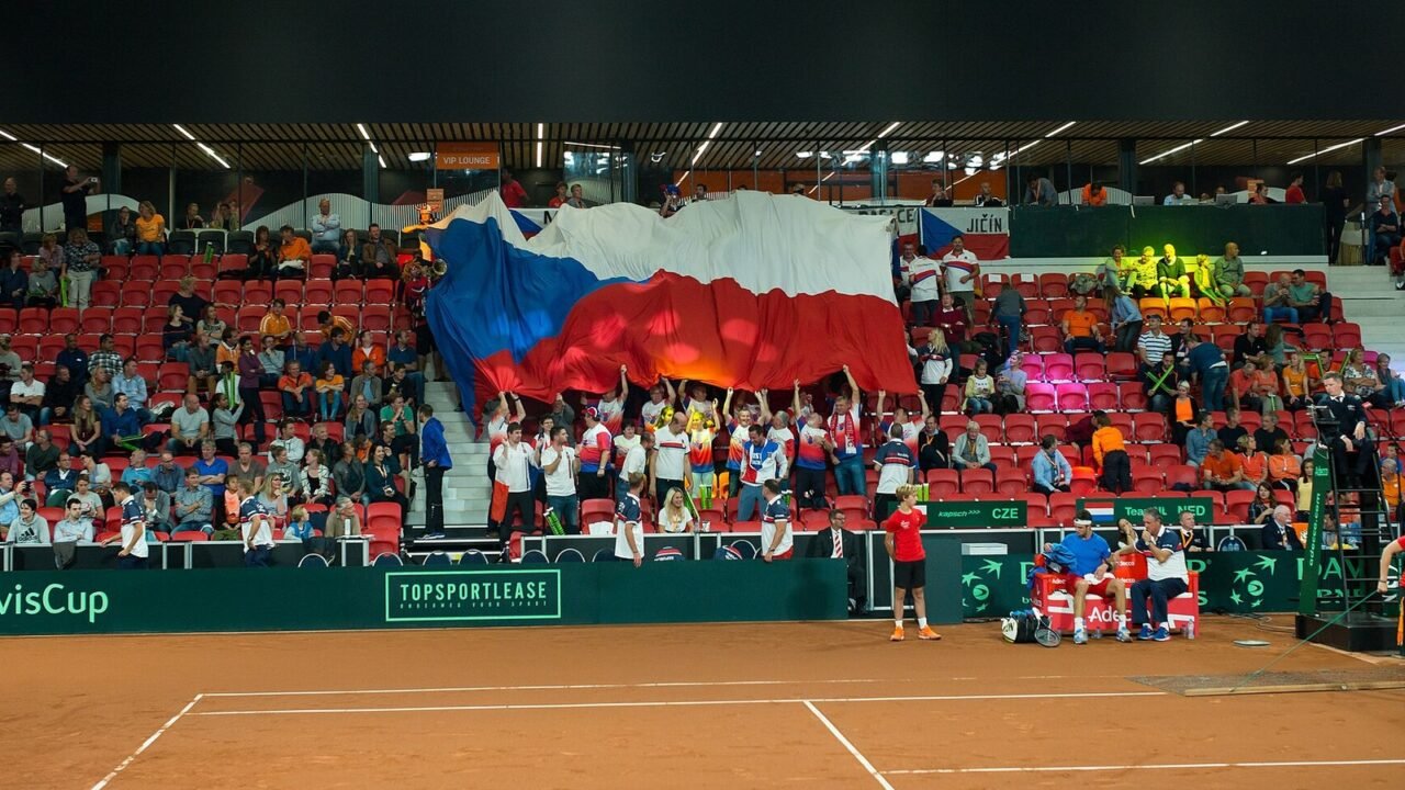 Tennisspieler und Publikum bei einem Davis-Cup-Duell auf Sandplatz (Symbolbild)