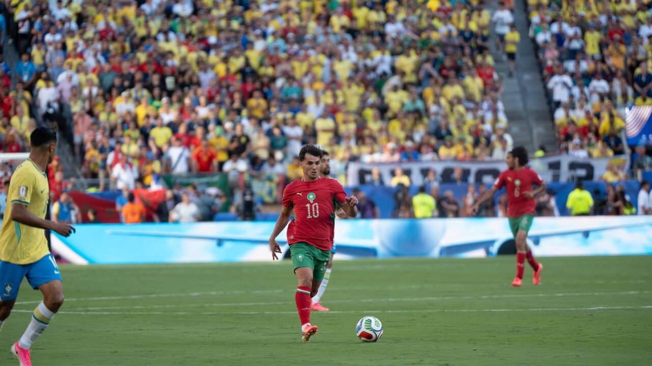 Brahim Díaz im Trikot der marokkanischen Nationalmannschaft am Ball (Archivbild)