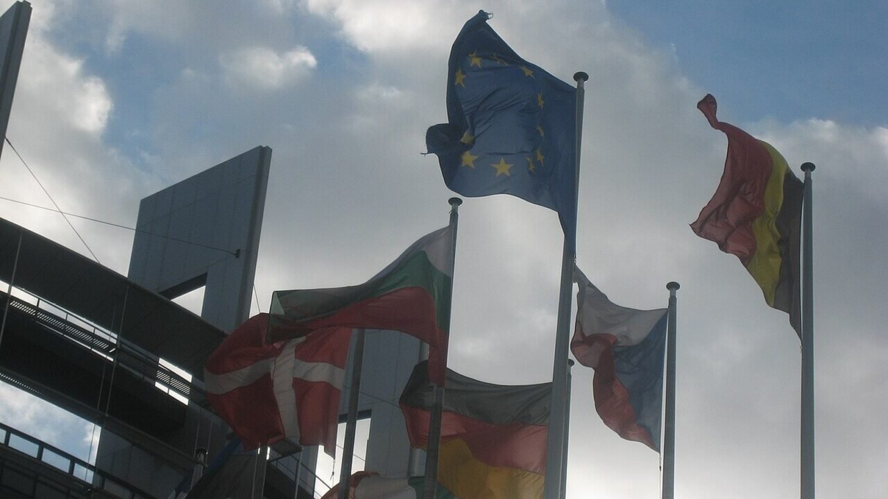 Europaflagge und Nationalflaggen vor dem Europaparlament in Straßburg (Symbolbild)
