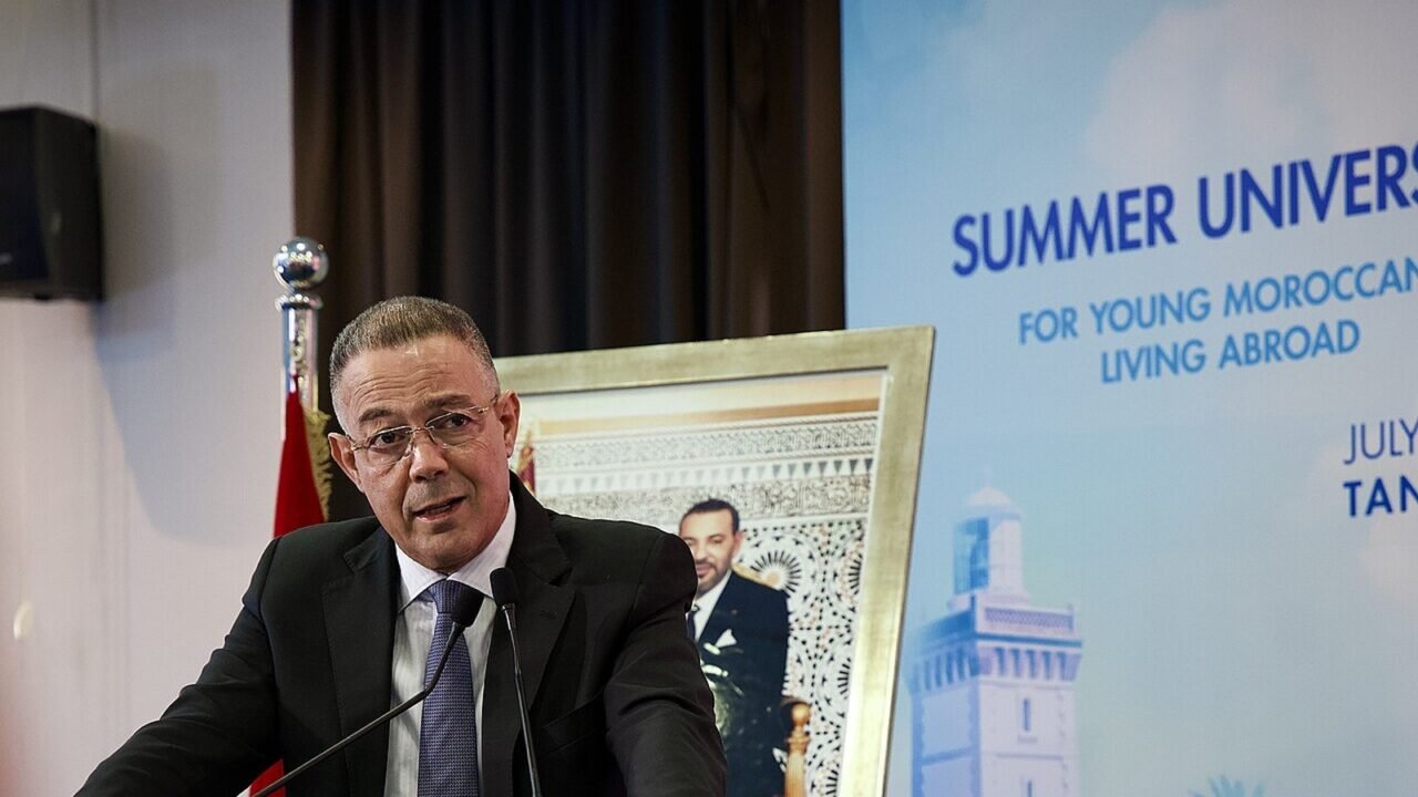 Fouzi Lekjaa, Präsident des marokkanischen Fußballverbands, bei einer Rede am Rednerpult
