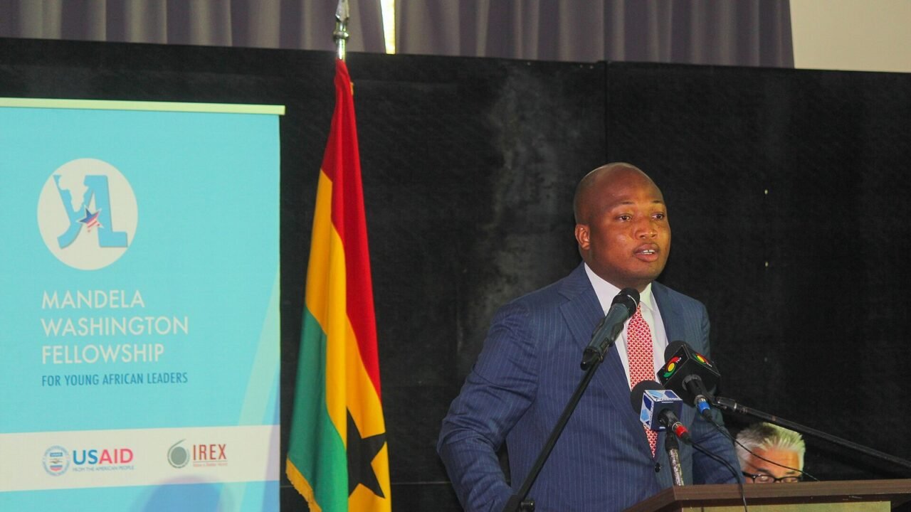 Ghanas Außenminister Samuel Okudzeto Ablakwa spricht an einem Rednerpult vor der Flagge Ghanas