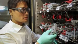 Forscher prüft Lithium-Ionen-Batteriezellen in einem Testlabor (Symbolbild)