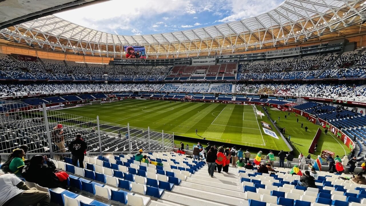 Innenraum des Grand Stade de Tanger mit Rasen, Tribünen und Fans