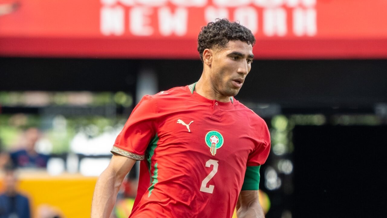 Achraf Hakimi im Trikot der marokkanischen Nationalmannschaft am Ball