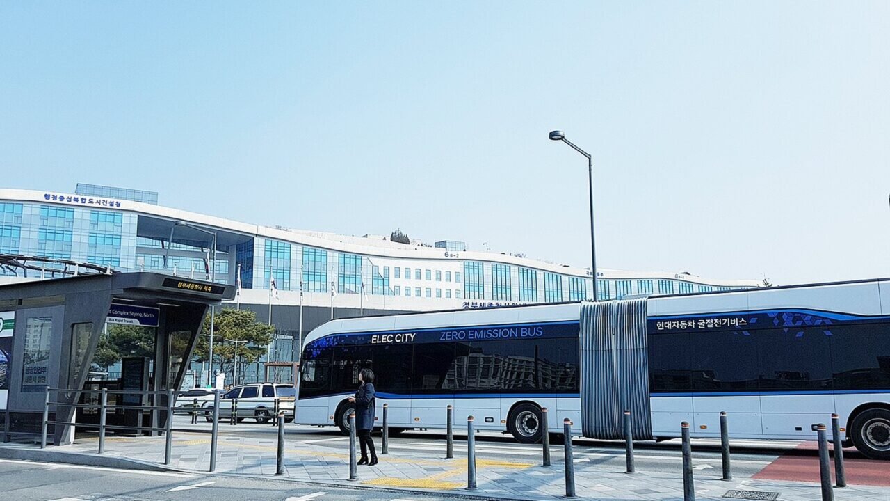 Elektrobus vom Typ Hyundai Elec City an einer BRT-Haltestelle in Südkorea (Symbolbild)