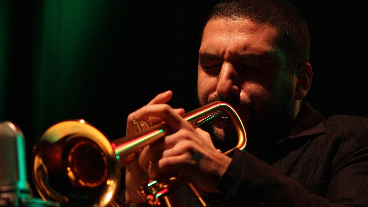Ibrahim Maalouf spielt seine charakteristische Vierteltontrompete auf der Bühne