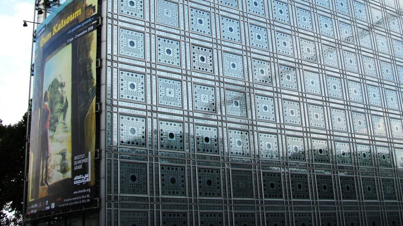 Fassade des Institut du Monde Arabe in Paris mit geometrischen Mouracharabieh-Blenden