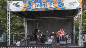 Jazzband spielt live auf einer Open-Air-Bühne (Symbolbild)