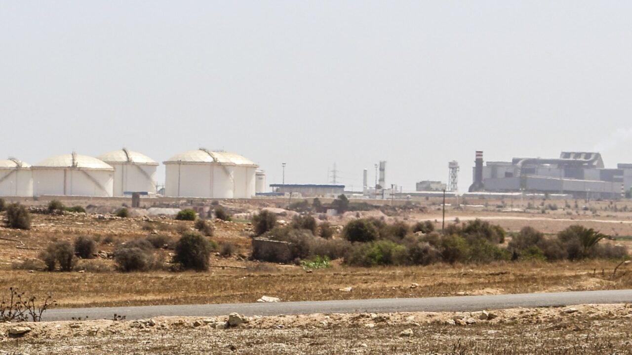 Industriezone von Jorf Lasfar bei El Jadida mit Tanklager und Fabrikanlagen