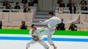 Kumite-Wettkampf bei einer Karate-Meisterschaft (Symbolbild)
