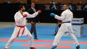 Kumite-Zweikampf zweier Karateka bei einem internationalen Turnier (Symbolbild)