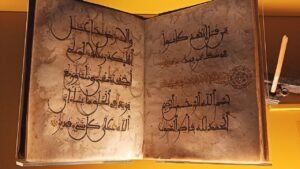 Aufgeschlagenes Koran-Manuskript aus dem 14. Jahrhundert in maghrebinischer Kalligraphie, Kasbah-Museum Tanger