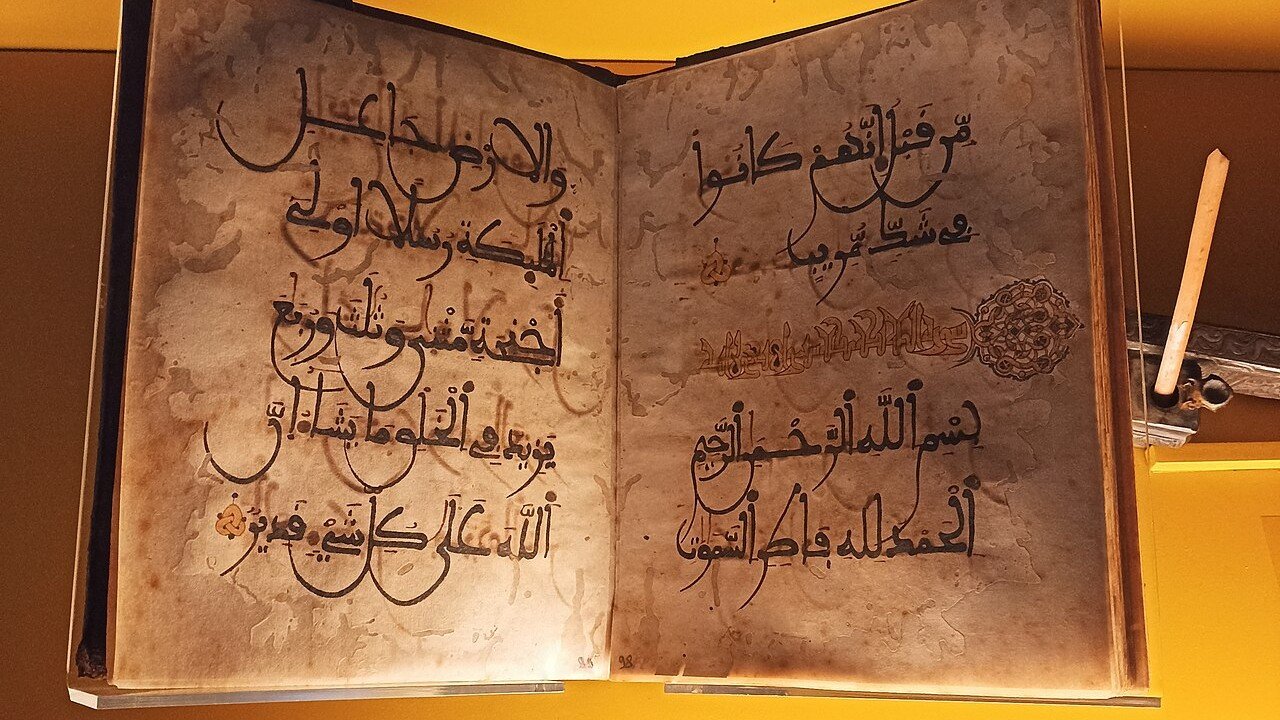 Aufgeschlagenes Koran-Manuskript aus dem 14. Jahrhundert in maghrebinischer Kalligraphie, Kasbah-Museum Tanger