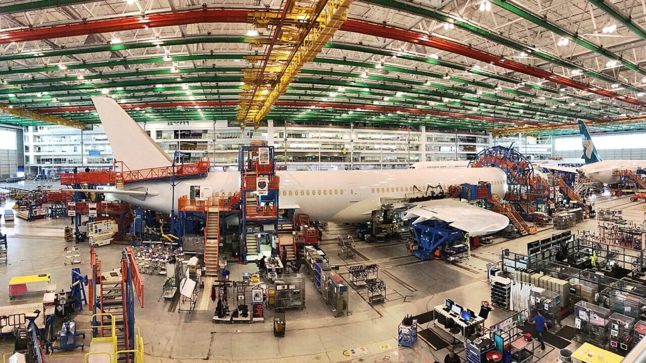 Endmontage eines Flugzeugrumpfs in einer Luftfahrtfabrik (Symbolbild)