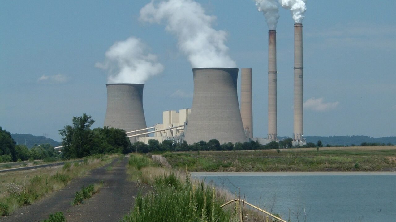 Kraftwerk mit Kühltürmen und rauchenden Schornsteinen (Symbolbild)