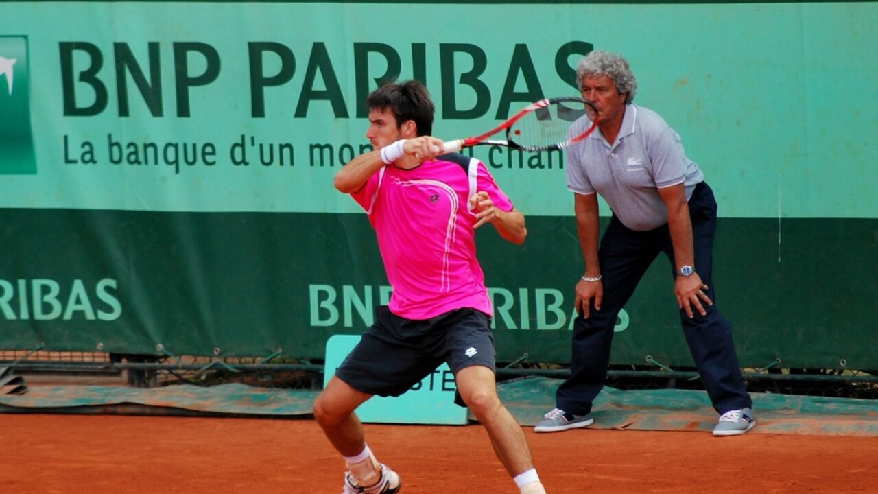 Tennisspieler bei einer Vorhand auf einem Sandplatz (Symbolbild)