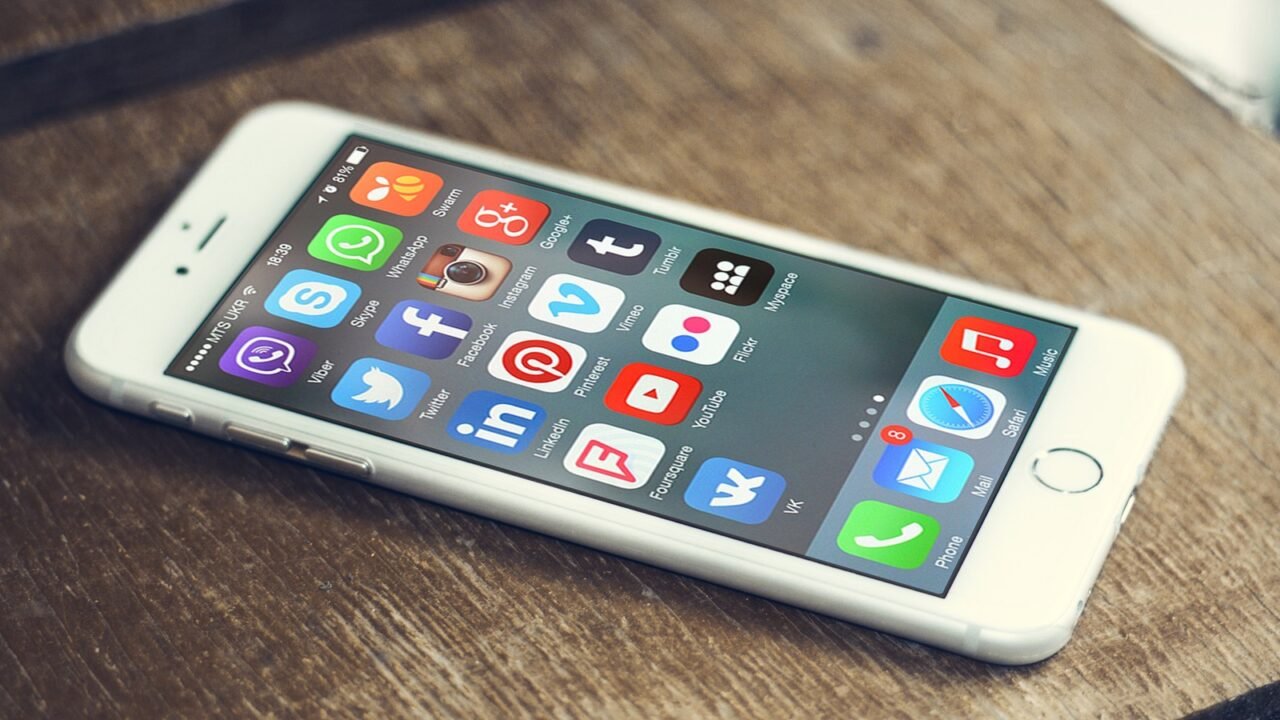 Smartphone mit Social-Media-Apps als Symbolbild für digitale Desinformation (Symbolbild)