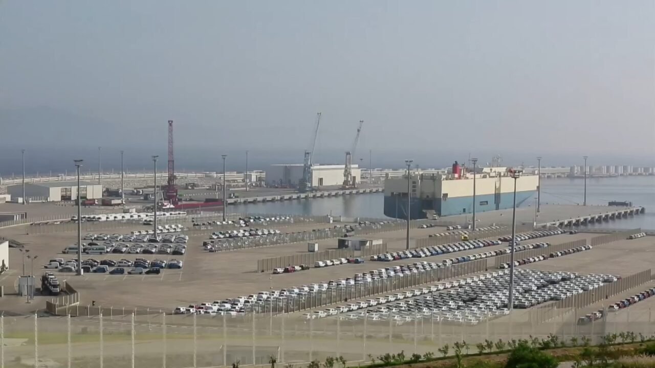 Exportfertige Fahrzeuge im Hafen von Tanger Med