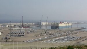 Exportfertige Fahrzeuge im Hafen von Tanger Med