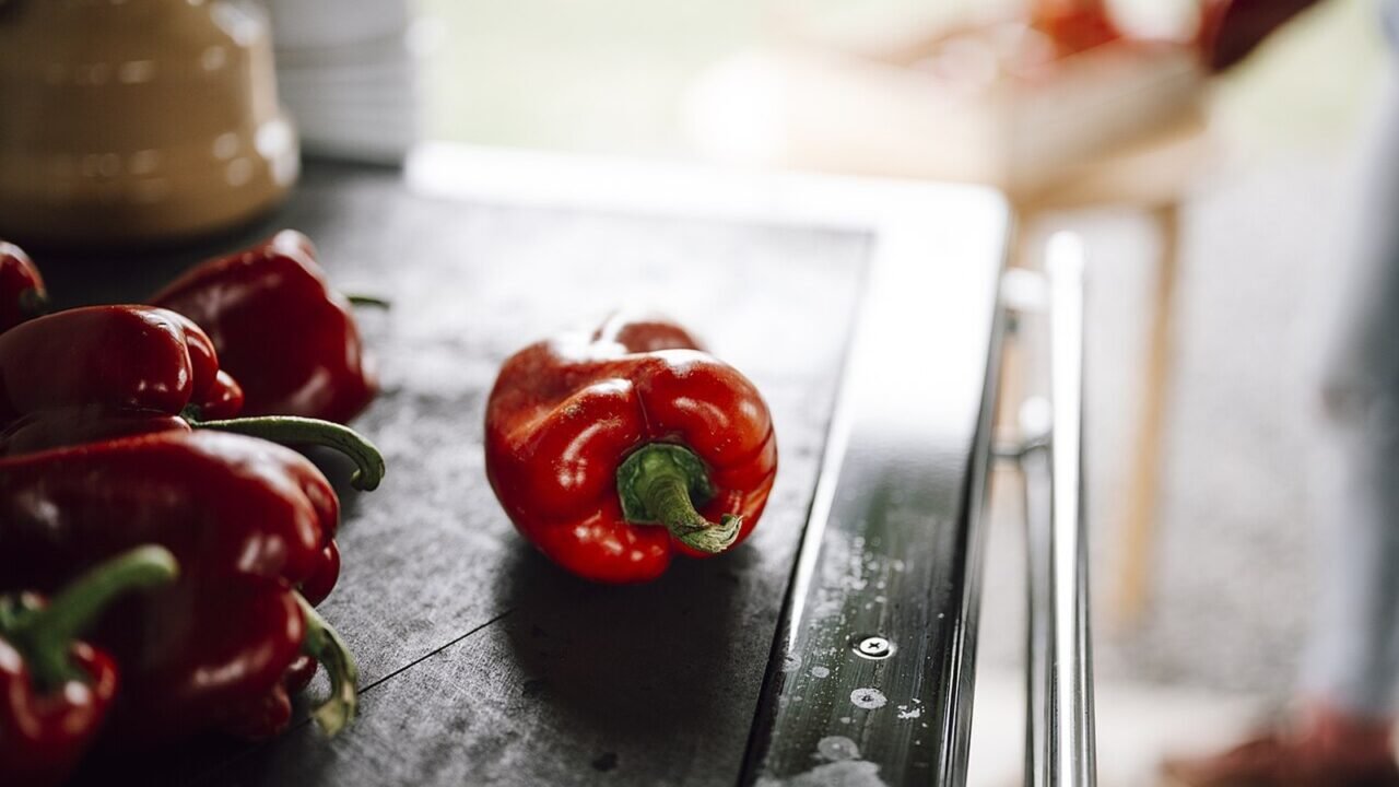 Frisch geerntete rote Paprika auf einem Marktstand (Symbolbild)