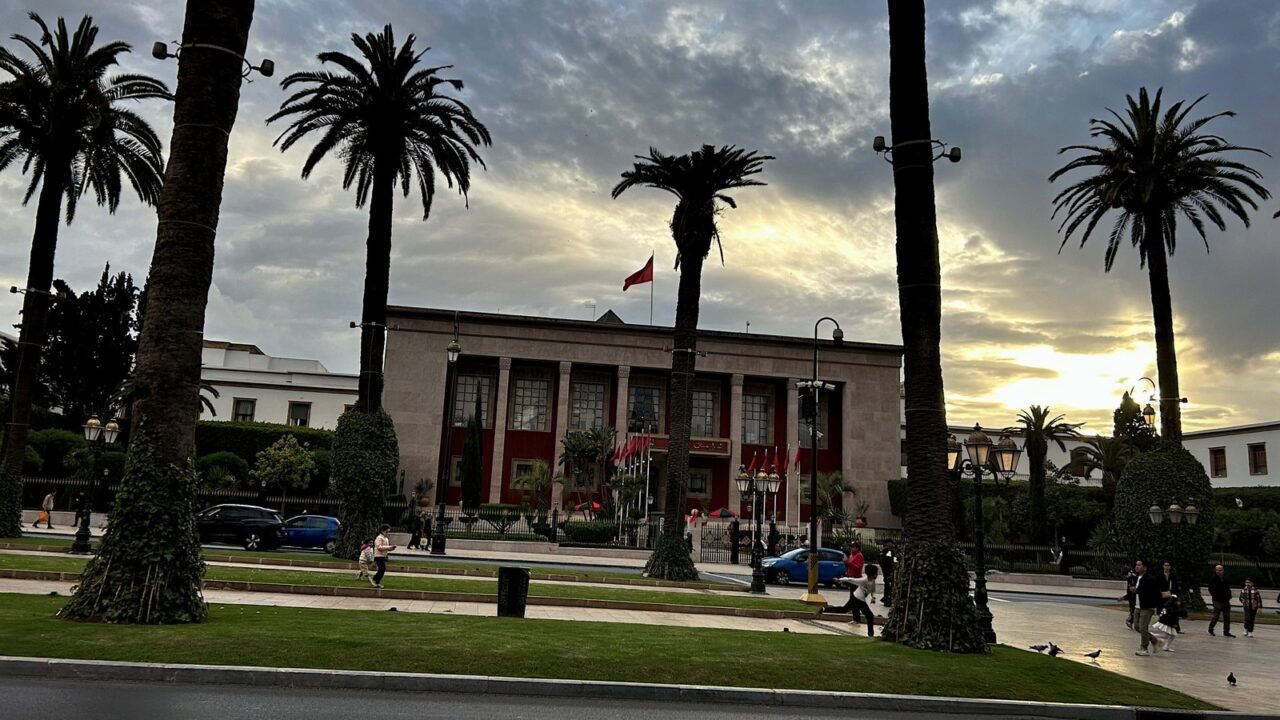 Das marokkanische Parlamentsgebäude in Rabat bei Sonnenuntergang mit gehisster Nationalflagge
