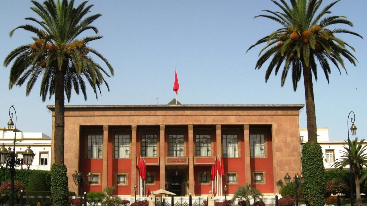 Das marokkanische Parlamentsgebäude in Rabat mit Palmen im Vordergrund (Symbolbild)