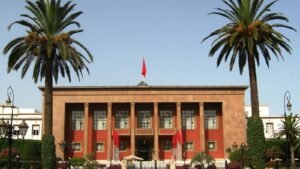 Das marokkanische Parlamentsgebäude in Rabat mit Palmen im Vordergrund (Symbolbild)