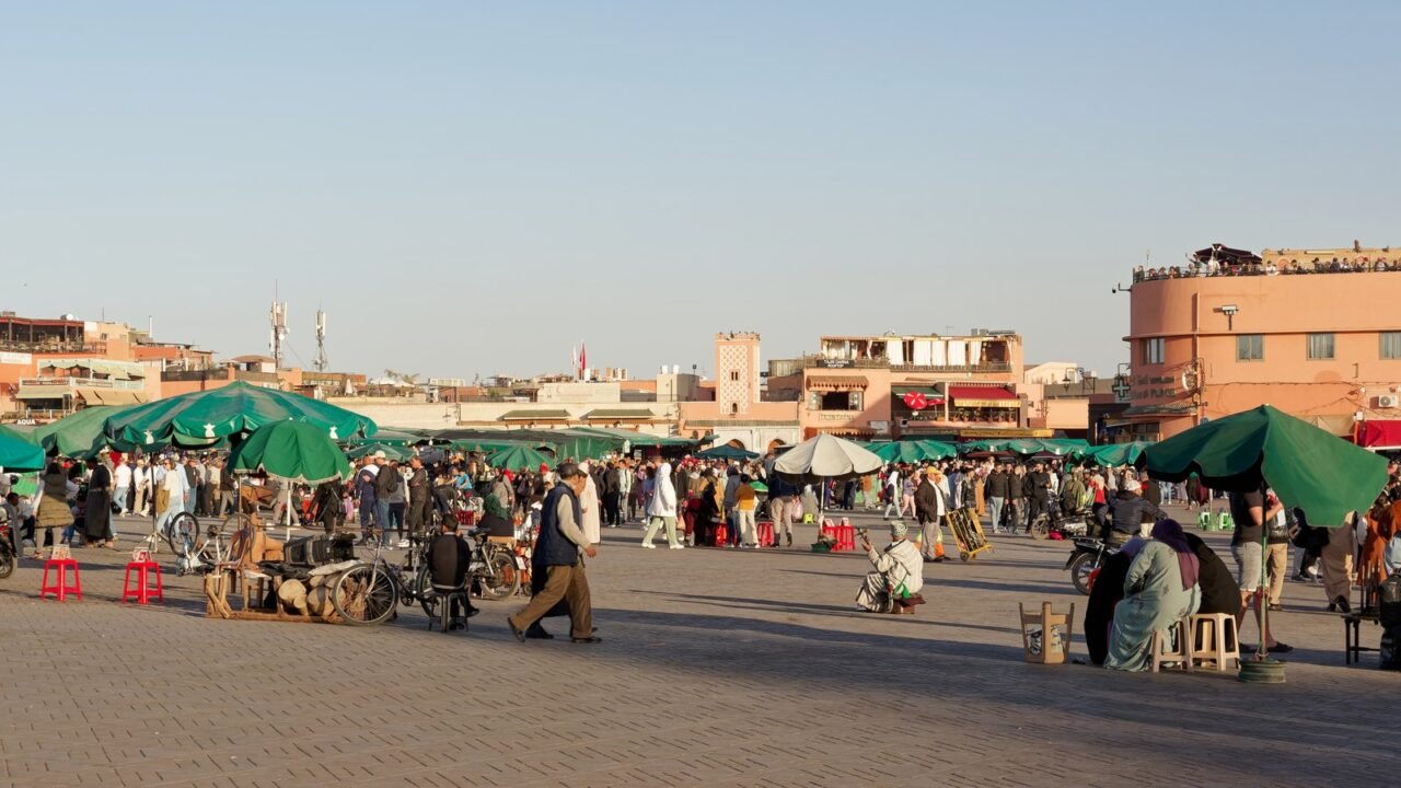 Belebter Jemaa el-Fnaa in Marrakesch mit Touristen und Marktständen
