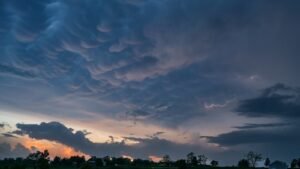 Gewitterwolken mit Blitzen am Abendhimmel (Symbolbild)