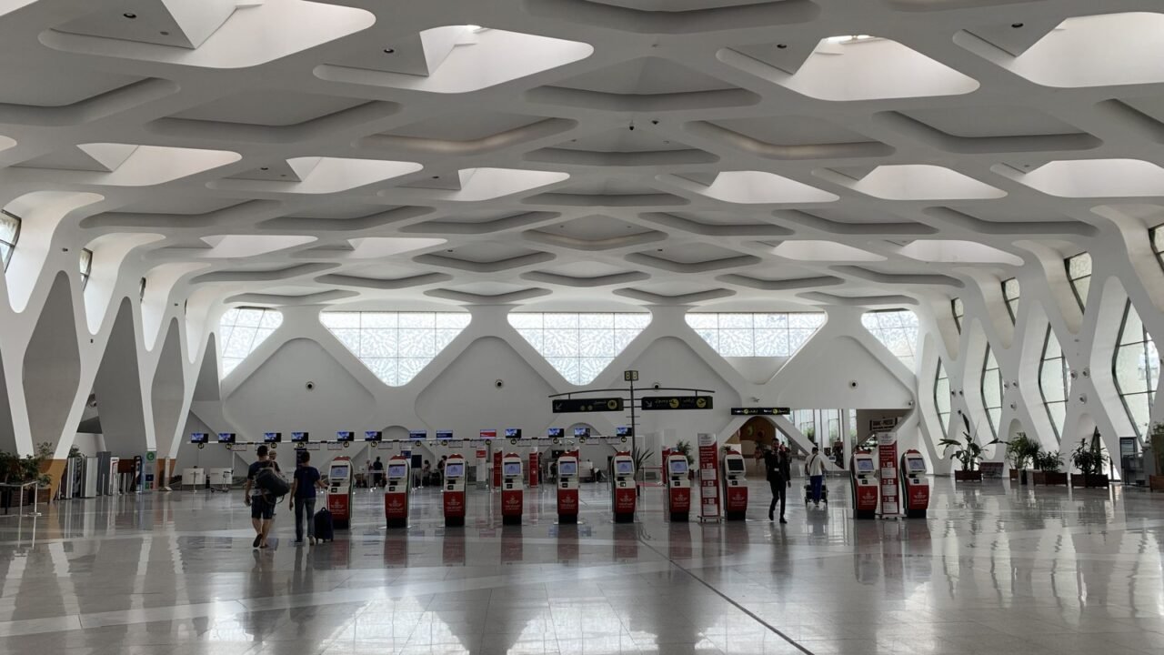 Check-in-Halle am Flughafen Marrakesch-Menara mit Reisenden und Self-Service-Terminals