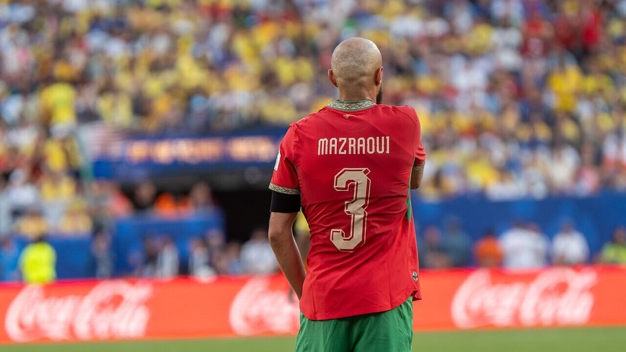 Noussair Mazraoui im Marokko-Trikot von hinten auf dem Spielfeld (Archivbild)