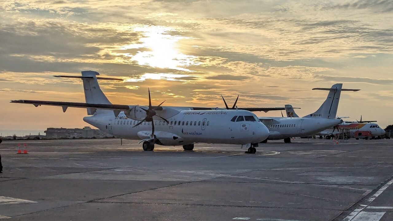 Iberia-Regional-Turboprop-Maschine auf dem Vorfeld des Flughafens Melilla bei Sonnenuntergang