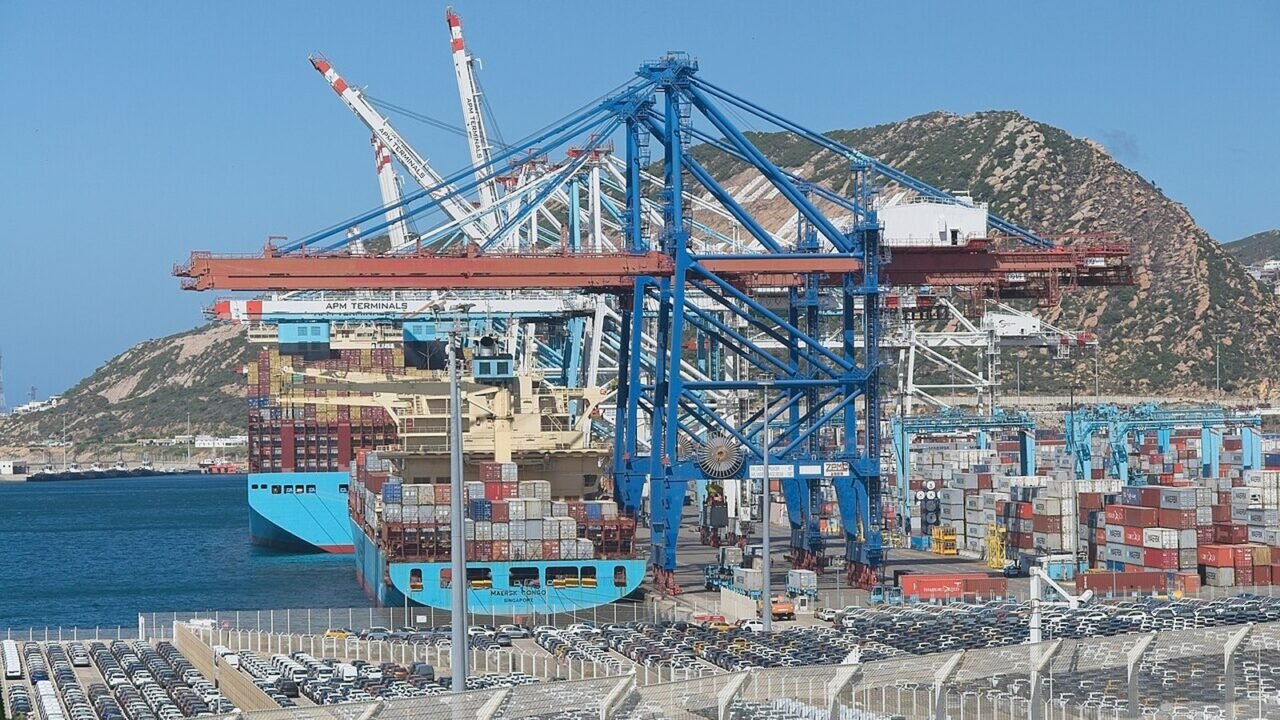 Containerschiff wird am Hafen Tanger Med von Portalkränen beladen (Symbolbild)