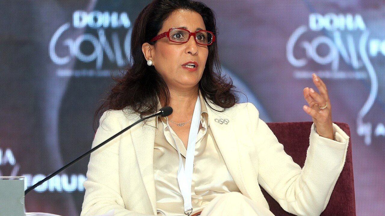 Nawal El Moutawakel spricht bei einer Podiumsdiskussion