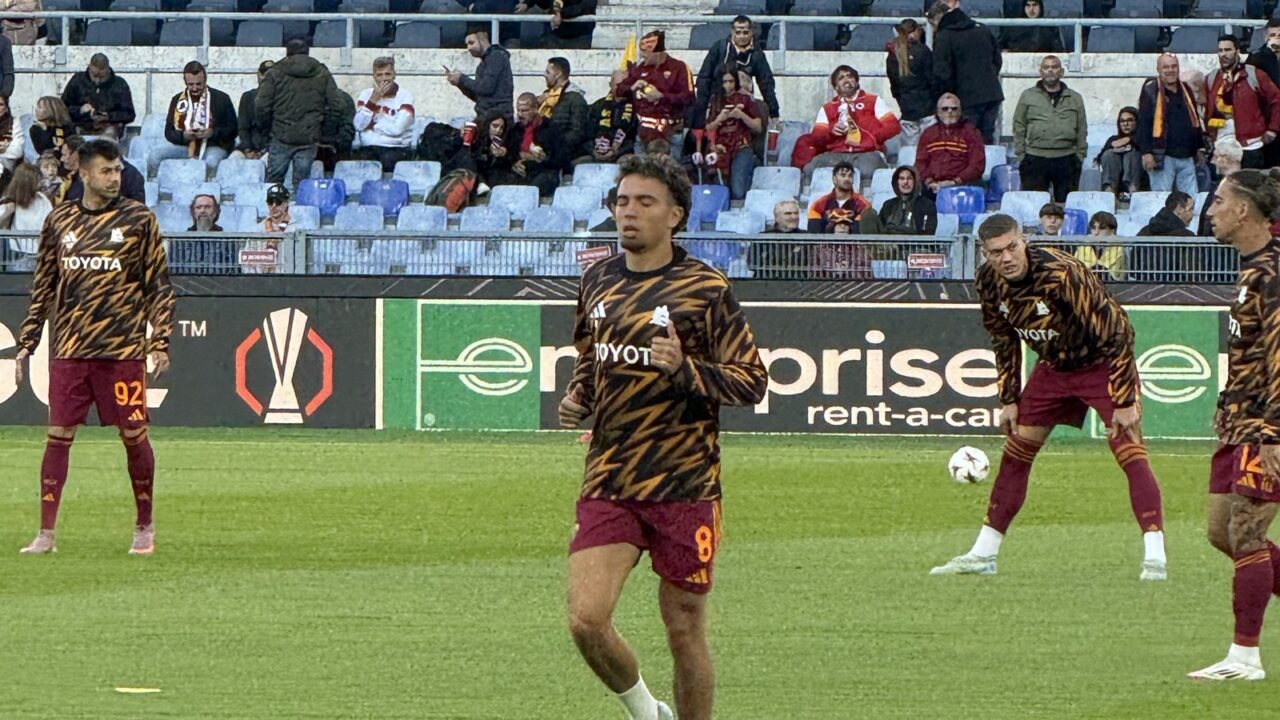 Neil El Aynaoui im Aufwärmtraining im AS-Rom-Trikot