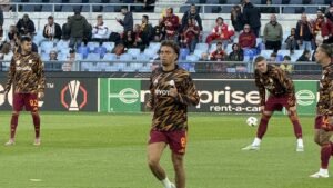 Neil El Aynaoui im Aufwärmtraining im AS-Rom-Trikot