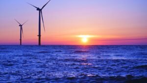 Offshore-Windturbinen im Meer bei Sonnenuntergang (Symbolbild)