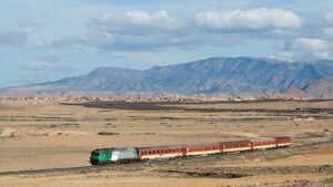 ONCF-Diesellokomotive mit Zug nahe Taourirt in Marokko