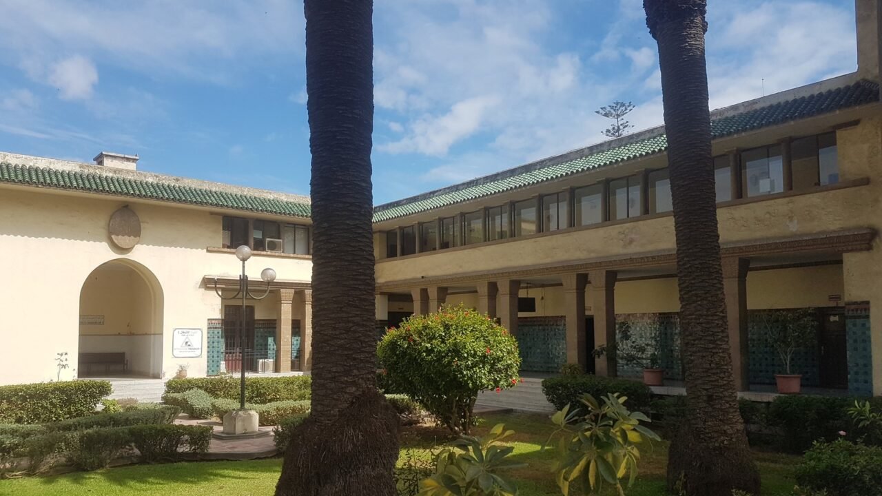 Innenhof des Justizpalastes von Casablanca mit Gerichtssälen