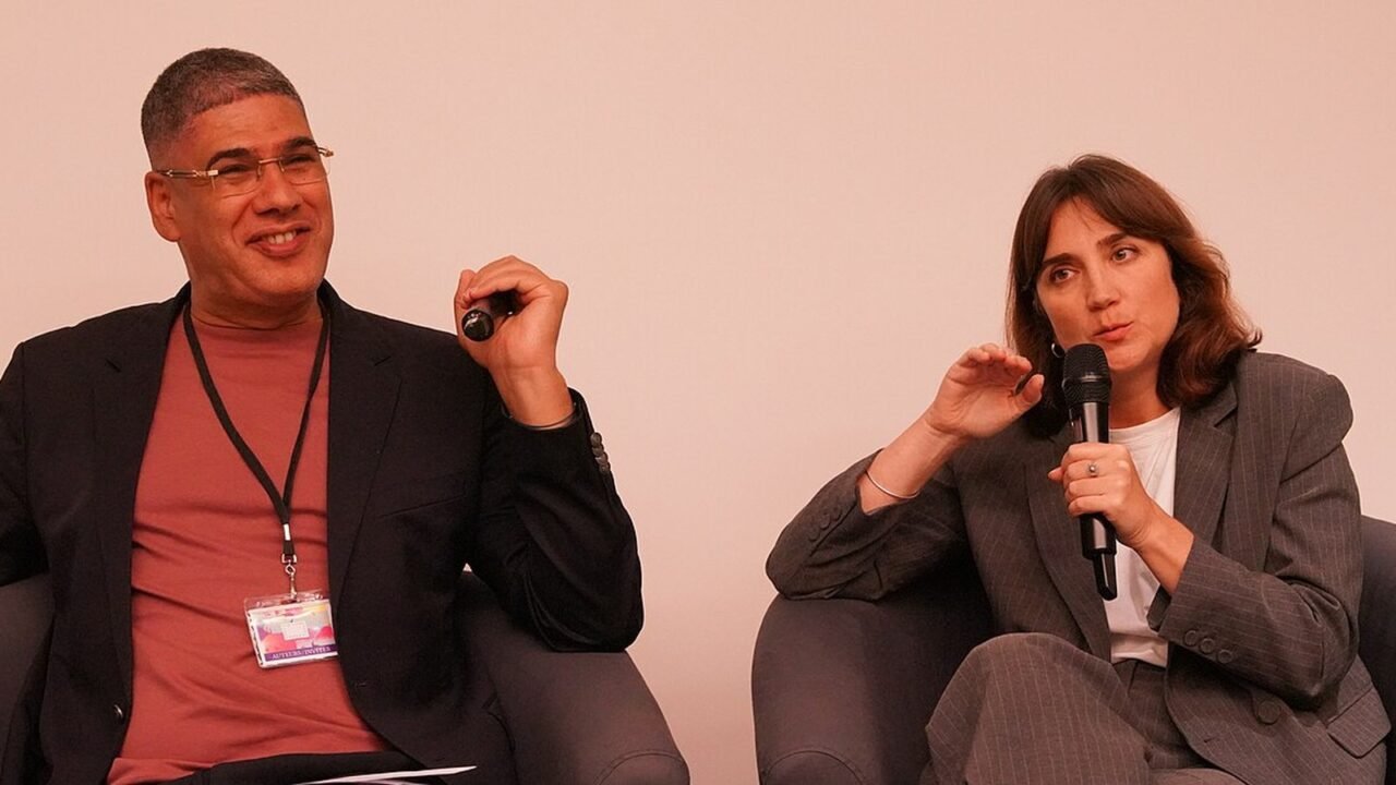 Rachid Benzine bei einer Podiumsdiskussion auf einer Buchmesse
