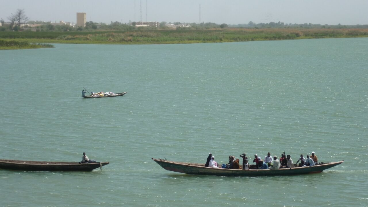 Boote überqueren den Grenzfluss zwischen Mauretanien und Senegal am Übergang Rosso