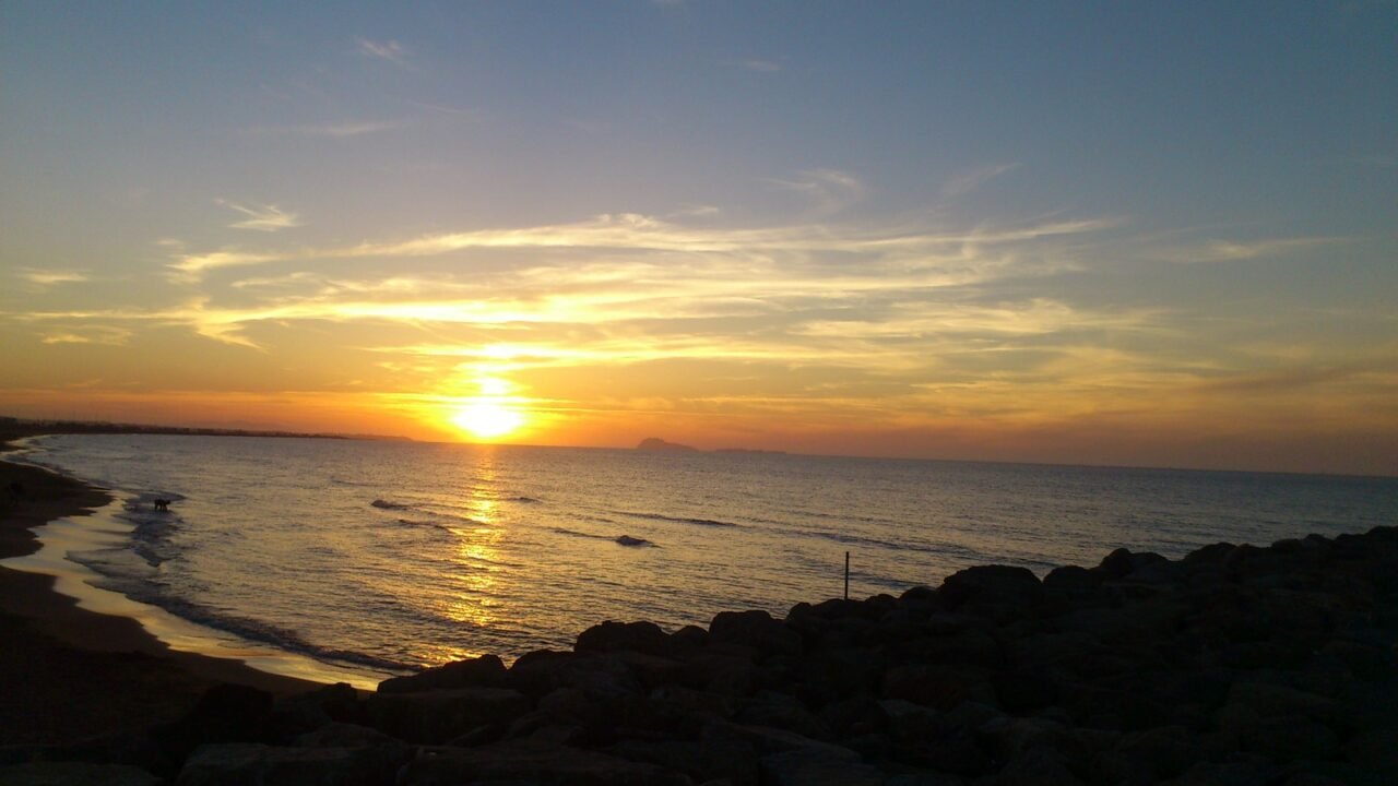 Sonnenuntergang am Strand von Saïdia an der Mittelmeerküste der Region Oriental