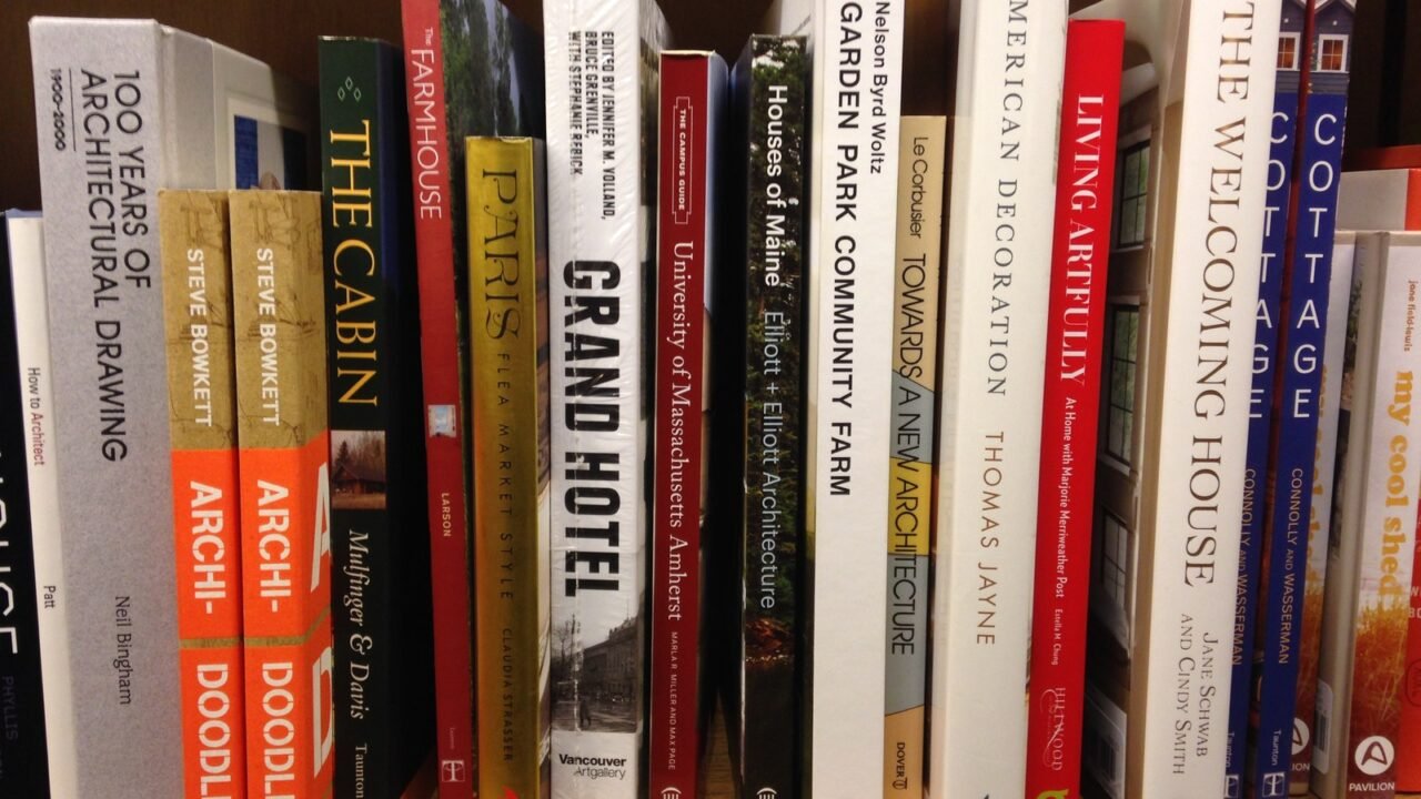 Bücherregal in einer Buchhandlung mit zahlreichen Buchrücken (Symbolbild)